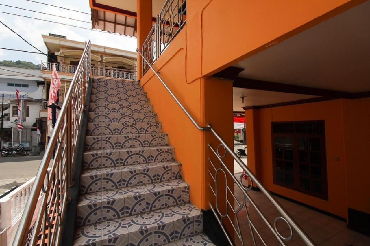 Reddoorz Near Sarangan Lake Magetan Exterior photo