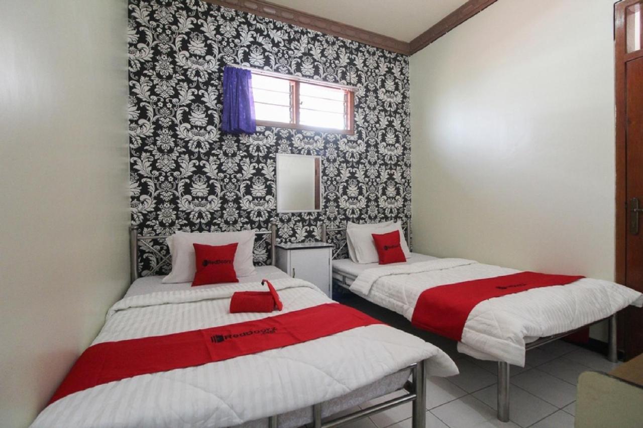 Reddoorz Near Sarangan Lake Magetan Exterior photo